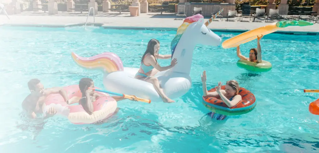 Kinder im Schwimmbad