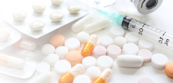 Pillen, Tabletten und Spritzen zur Therapie bei Neurodermitis