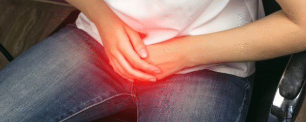 Balanitis: Mann greift sich in den schmerzenden Schritt